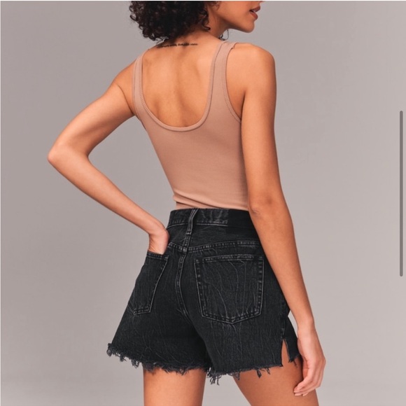 Abercrombie Mid Rise The Boyfriend Short in Distressed Black - Picture 3 of 7